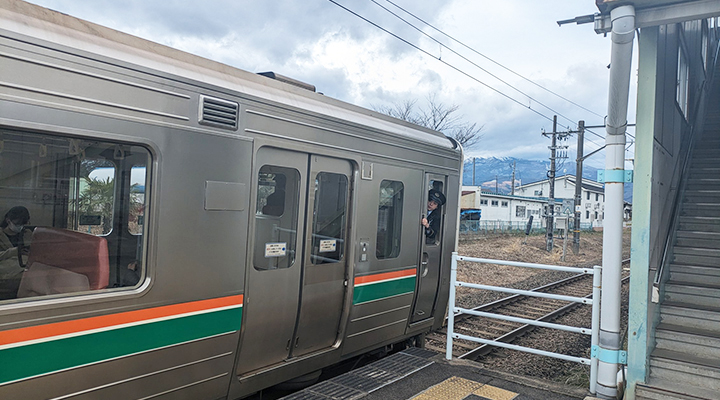 JR奥羽本線の笹木野駅の電車の写真（福島県福島市笹木野水口下）